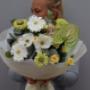 Zartes Bouquet in Weiß-Gelb mit Gerbera, Cosmea, Minirosen & Anthurie – handgebunden bei Fleuroom, Hauptplatz 7 in Baden bei Wien. Perfekt für Hochzeit, Geburtstag & Danke. Premium-Floristik mit Abholung & Lieferung in Baden & Umgebung