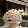 Luxuriöse Flowerbox mit creme-rosafarbenen Rosen und Phalaenopsis, handgebunden von Fleuroom in Baden. Perfekt für Hochzeit, Geburtstag & Jahrestag. Hochwertige Floristik, Same-Day-Lieferung im Raum Baden.