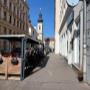 Straßenansicht vom italienischen Restaurant Casa Borbone in Wien mit Schanigarten. Gäste genießen hier im Freien traditionelle süditalienische Spezialitäten wie Pasta, Pizza und Antipasti in mediterranem Ambiente.