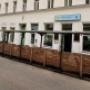 Außenansicht vom italienischen Restaurant Casa Borbone in Wien. Das Lokal präsentiert sich mit gemütlicher Schanigarten-Atmosphäre und mediterranem Flair – perfekt für Gäste, die italienische Küche in entspannter Umgebung genießen möchten.
