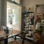 Einladendes Interieur des Restaurants Casa Borbone in Wien mit elegant gedeckten Tischen, stilvollem Weinregal und Vitrine mit frischen Spezialitäten. Idealer Ort für italienisches Essen, hausgemachte Pasta und süditalienische Küche in Wien.