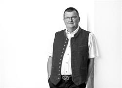 Jola versichert - Josef Laurer