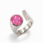 Design-Ring von Juwelier Schwingenschrot in Wien: offenes Band in Weißgold-Optik mit großem pinken Edelstein und kleinem Brillant-Akzent. Elegantes Statement, ideal als Cocktail-Ring oder individuelle Maßanfertigung.
