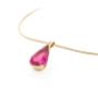 Goldanhänger mit pinkem Edelstein im Tropfenschliff, elegant gefasst an feinem Collier. Zeitloses Design von Juwelier Schwingenschrot, Wien – ideal als Geschenk oder Maßanfertigung. Hochwertige Verarbeitung, edler Farbakzent.
