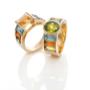 18K-Goldringe (Stempel 750) von Juwelier Schwingenschrot, Wien: breite Bandringe mit mehrfarbigen Edelsteinen im Rund- und Baguetteschliff. Hochwertig verarbeitet, farbintensiv – perfekt für besondere Anlässe.