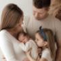 Kleine Schätze Fotografie Julia Brunner | Familienfoto mit Neuankömmling