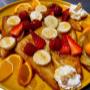 Süßer Genuss: French Toast mit frischen Beeren, Bananen und Honig. Teil unserer modernen Kaffeehauskultur in Wien – perfekt für ein ausgiebiges Frühstück oder Brunch.