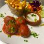 Saftige Köfte in Tomatensauce mit knusprigen Pommes und Beilagensalat. Entdecke unsere Fusion Küche Wien und wechselnde Bistro Lunch Specials für deine Mahlzeit.