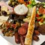 Authentisches türkisches Frühstück im Kafe'de Bistro Wien. Genieße hausgemachte Meze, Sigara Börek, Sucuk und frischen Salat – perfekt für einen veganen Brunch oder Start in den Tag.