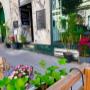 Das Kafe'de Bistro von außen. Entdecke unser Fusion-Küche-Angebot in Wien: von Melange & türkischem Tee bis hin zu herzhaften Bistro Lunch Specials.