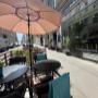 Entspanne auf unserer sonnigen Terrasse! Das Kafe'de ist das ideale Studentenlokal & Lerncafé in Wien mit WLAN, Steckdosen und bestem Coffee near me.