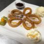 Knusprige Churros mit Vanilleeis und Schokosauce. Der perfekte süße Abschluss im Kafe'de Bistro Wien nach einem authentischen türkischen Essen oder Meze-Teller.