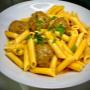 Herzhafte Penne mit hausgemachten Fleischbällchen in würziger Sauce. Dein Tipp für Wien Kulinarik 2026: Authentisch, frisch und ideal als schnelles Mittagessen.