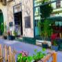 Produktiv arbeiten im Lerncafé Wien. Unser Bistro bietet WLAN, Steckdosen und die perfekte Atmosphäre für Studenten bei einer Tasse Melange.