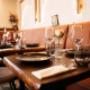 Edles Table-Setting bei Jaritas Indian Kitchen. Genießen Sie unser indisches Mittagsmenü oder bestellen Sie indisch online. Premium indisches Essen von Butter Chicken bis zu vegetarischem Curry in Wien Wieden.