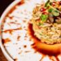 Modernes indisches Streetfood: Avocado Bhel Puri, kunstvoll angerichtet. Entdecken Sie authentische indische Küche und kreative Vorspeisen bei Jarita's Indian Kitchen in Wien Wieden. Auch als vegetarisches Highlight verfügbar.