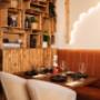 Modernes Interieur trifft auf authentische indische Küche. Jaritas Indian Kitchen bietet exklusive Tandoori Spezialitäten und indisches Streetfood in einem einzigartigen, holzbetonten Design-Ambiente in Wien.