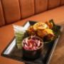 Köstliches indisches Streetfood und Tandoori Spezialitäten modern interpretiert. Jarita's Indian Kitchen in Wien bietet erstklassige Vorspeisen für Liebhaber der authentischen indischen Küche.