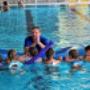 Die Schwimmschule Liezen bietet 5 Tageskurse zu je 1,5 Std./Tag für alle Kinder ab 4 Jahren. Mit Spiel und Spaß erlernst du bei uns die Grundtechniken des Schwimmens! Die Schwimmschule Liezen bietet 5 Tageskurse zu je 1,5 Std./Tag für alle Kinder ab 4 Jahren. Mit Spiel und Spaß erlernst du bei uns die Grundtechniken des Schwimmens!