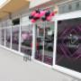 Die festliche Außenansicht der Diamond Sun & Beauty Lounge in Wien, Ihrem modernen Solarium und Nagelstudio für professionelles Nageldesign.