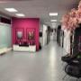 Schickes Solarium und Nagelstudio Diamond Sun & Beauty Lounge in Wien – moderner Wartebereich mit stilvollem Kirschblütendekor.