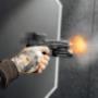 Action beim Pistole schießen auf dem Indoor Schießstand im FOCUS Jagd- und Schießsportzentrum Traiskirchen – Ihr Zentrum für dynamisches Schießen und Schusswaffen Training.