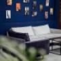 Gemütliche Lounge im Cafe des FOCUS Jagd- und Schießsportzentrum in Traiskirchen – ideal für eine Pause nach dem Training am Indoor Schießstand.