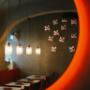Einzigartiges Ambiente im Kibo Wien: Japanisches Restaurant & Izakaya mit traditionellen Masken. Perfekt für Afterwork Wien und japanisch essen gehen."