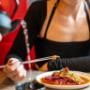 "Authentisch genießen im Kibo Wien: Zartes Fleisch und japanische Spezialitäten mit Stäbchen serviert. Erlebe echtes Izakaya-Feeling im Herzen von Wien."