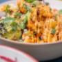 Close-up einer bunten Bowl im PLAIN Vienna – knuspriger Blumenkohl, Frühlingszwiebel, Sesam & cremiger Dip. Frisch, vegetarisch, Instagram-tauglich. Perfekt für Brunch & Lunch in 1090 Wien / Alsergrund.