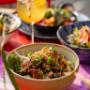 Bunte Bowl im PLAIN Vienna: knusprige Toppings, frische Kräuter und hausgemachte Sauce, serviert auf der Sommerkarte „S’il Vous Plain“. Perfekt für Brunch & Lunch in 1090 Alsergrund – healthy, vegetarisch, instagrammable.