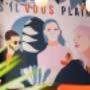 Wandkunst „S’il vous PLAIN“ im PLAIN Vienna. Helles, kreatives Interior mit Lounge-Feeling – perfekter Brunch-Spot in 1090 Wien/Alsergrund für Kaffee, Bowls & Drinks; urbanes Café mit viel Style.