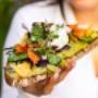 Avocado-Toast im PLAIN Vienna: Sauerteigbrot mit cremigem Topping, Microgreens, Samen und Gemüse – frisch, bunt, knackig. Ideal für Frühstück & Brunch in 1090 Wien Alsergrund. Healthy Food & Café mit stylischem Flair.