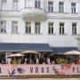 PLAIN Vienna Café & Brunch in 1090 Wien (Alsergrund) mit großem Gastgarten. Frühstück, Brunch, Bowls & Specialty Coffee. Trendiger Hotspot mit Outdoor Seating – ideal für Gruppen, After-work & City-Vibes.