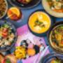 Summer Menu im PLAIN Vienna – farbenfrohe Auswahl mit Bowls, Suppe, Shakshuka, Burger, Pommes & Drinks. Trendiges Brunch-Lokal in 1090 Wien; frische, kreative Küche für Vegetarier & Veganer. Ideal für Foodies & Gruppen.