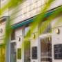PLAIN Vienna im 9. Bezirk: Schanigarten mit bunten Bistrostühlen. Beliebtes Café/Restaurant für Frühstück & Brunch in Wien, Specialty Coffee, Kuchen, vegane Optionen. Terrasse perfekt fürs Treffen & People-Watching.