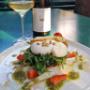 Frische Heurigenspeisen und ein Glas Bio-Wein im Heuriger Gastgarten von Zahel Weingut & Heuriger in Wien.
