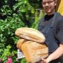 Frisches, hausgemachtes Bio-Sauerteigbrot präsentiert beim Bio Heuriger Zahel Weingut & Heuriger in Wien – perfekt zu Wein und Jause.