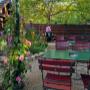 Idyllischer Heuriger Gastgarten im Zahel Weingut & Heuriger in Wien – genießen Sie Bio-Wein in gemütlicher Atmosphäre im Grünen.