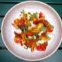 Frischer Heurigenteller mit Tomaten und Pfirsich im Zahel Weingut & Heuriger in Wien – feine, moderne Heurigenspeisen in unserem Bio-Heuriger.