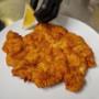 Knuspriges Schnitzel frisch serviert im Bio Heuriger Zahel Weingut & Heuriger in Wien – genießen Sie traditionelle Heurigenspeisen bei uns in Mauer.