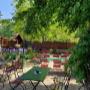 Idyllischer Heuriger Gastgarten des Bio-Weinguts Zahel Weingut & Heuriger in Wien – entspannen Sie im schattigen Gastgarten bei einem Glas Bio-Wein.