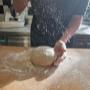 Frische Zubereitung von hausgemachtem Bio-Sauerteigbrot im Zahel Weingut & Heuriger in Wien – Ihr Bio Heuriger für echten Genuss.