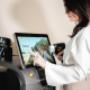 Nahaufnahme des Soprano Titanium Displays – der Start-Button wird angetippt, Beginn der Laser Haarentfernung im SilkySkin Studio Mödling.