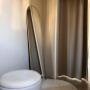Eleganter Ankleidebereich im SilkySkin Studio Mödling mit Spiegel und stilvollem Interieur.