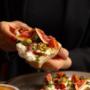 Bruschetta im Café Bellaria Wien: knuspriges Sauerteigbrot mit cremigem Aufstrich, Feigen, Oliven, Tomaten & Kräutern. Ideal für Brunch/Aperitivo. Keywords: Bruschetta Wien, Bellaria Speisen, Brunch 1010.