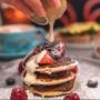 Fluffige Pancakes im Café Bellaria Wien, getoppt mit Schokolade, Beeren & warmer Vanillesauce. Süßes Highlight für Frühstück & Brunch in 1010 Wien. Keywords: Dessert, Pancake, Kaffeehaus.