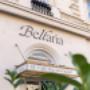 Detail der Außenfassade vom Café Bellaria, 1010 Wien: historischer Schriftzug über dem Portal, grüner Pflanzenschmuck und Blick auf die stilvolle Gründerzeit-Fassade im Herzen der Innenstadt.