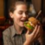 Saftiger Burger im Café Bellaria Wien: knuspriges Sesam-Bun, frischer Salat, cremige Sauce. Perfekt für Lunch/Dinner im 1. Bezirk. Keywords: Burger Wien, Café Bellaria Restaurant, Best Burger Innenstadt.