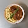 Hausgemachtes Rindsgulasch mit saftigen Stücken und buttrigen Nockerln/Spätzle, klassisch angerichtet. Café Bellaria Wien – traditionelle Wiener Küche, perfektes Mittagessen nahe Parlament & Museumsquartier.